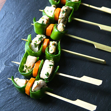 Skewer of grilled Chicken with mange tout
