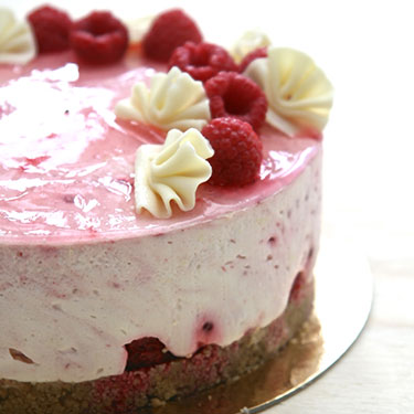 WHITE CHOCOLATE AND RASPBERRY CHEESECAKE